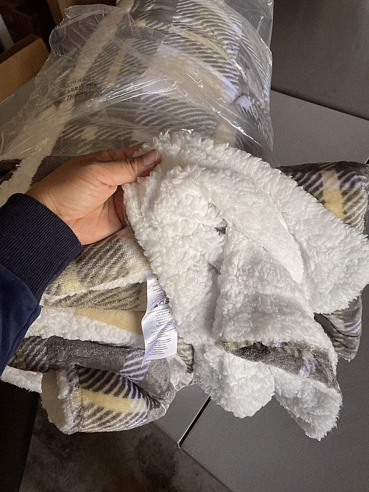 Amazon basics throw blanket size 80in*90in