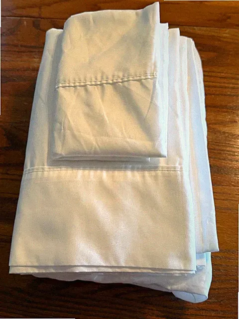 EUC Amazon Basics Twin Sheet Set-Fitted & Flat, 1 Pillowcase. White.